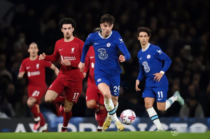 他先是用一 他先是用一